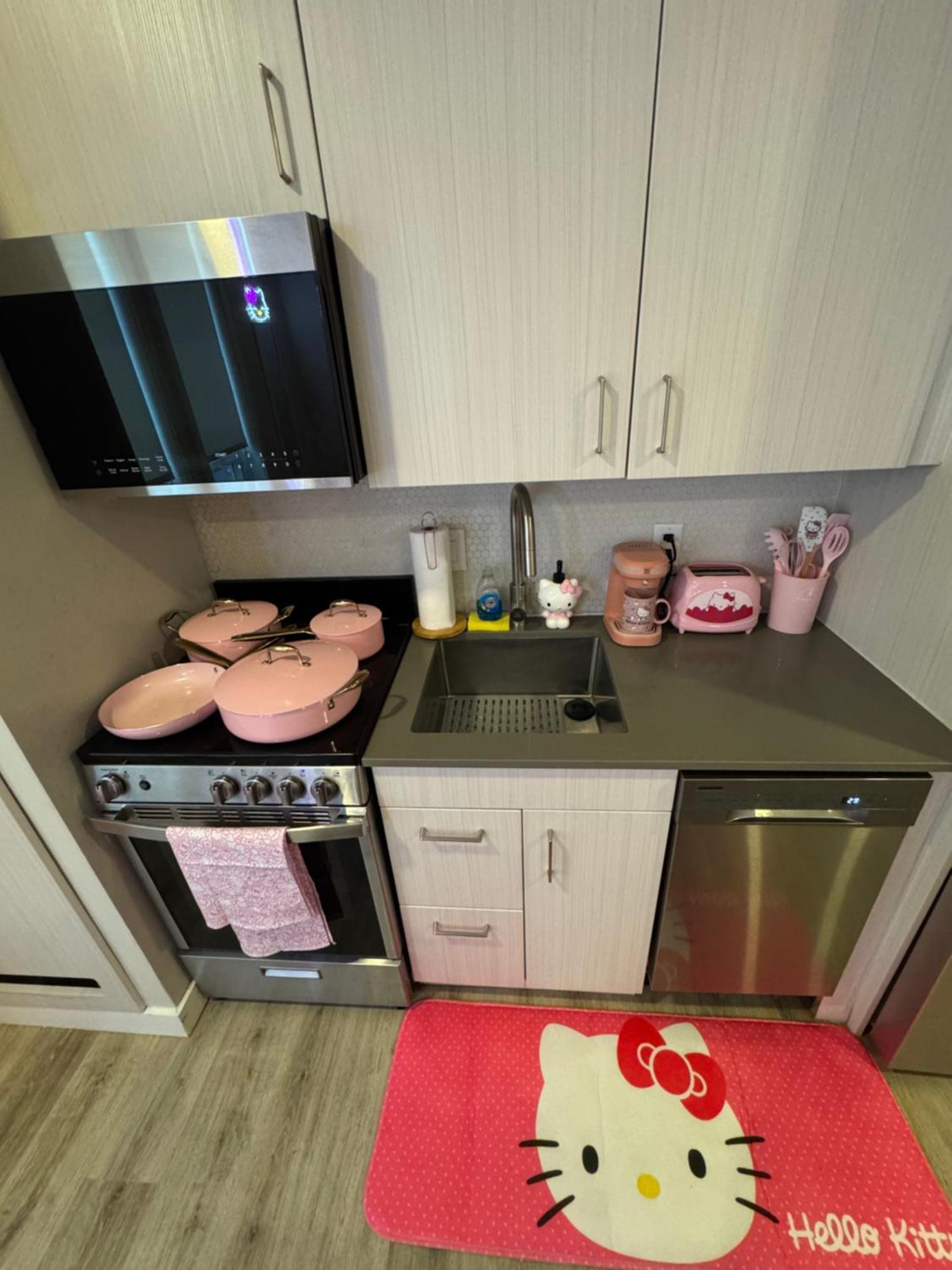 Pink Hello Kitty Apartment *