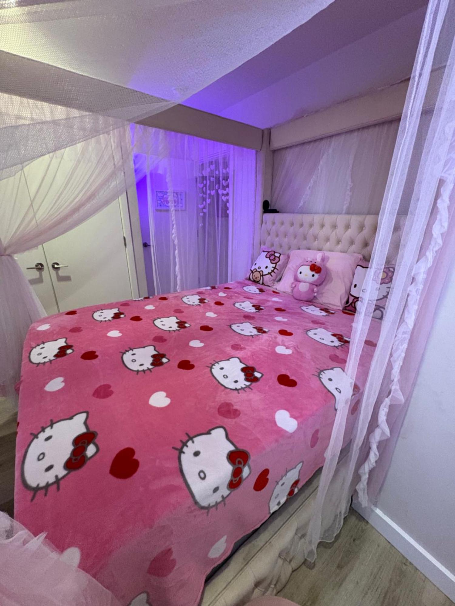 Pink Hello Kitty Apartment *